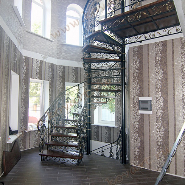 Кованая черная винтовая лестница с деревянными ступенями Код: КВЛ-06