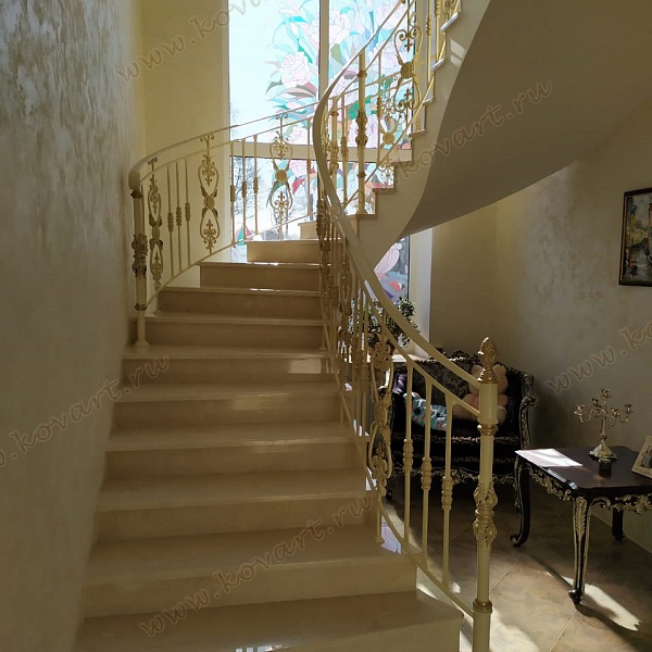 Винтовая лестница с коваными перилами белого цвета Код: ЛП-08