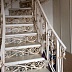 Белая кованая лестница со стеклянными ступенями Код: КЛ-07/87