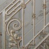 Белая кованая лестница со стеклянными ступенями Код: КЛ-07/88