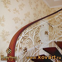 Белая винтовая лестница с коваными элементами Код: КВЛ-04/112