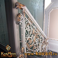 Кованый белый балкон с золотой патиной Код: БО-01/77