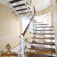 Кованая винтовая лестница белого цвета Код: КВЛ-05/116