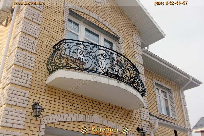 Примеры фото кованых балконов на доме