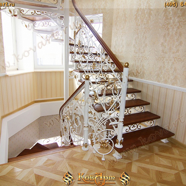 Белая кованая лестница с дубовыми ступенями Код: КЛ-03/66