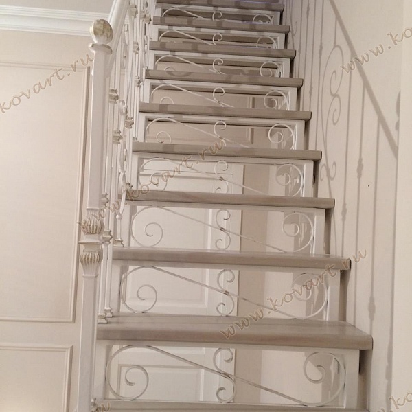 Белая кованая лестница с забежными ступенями Код: ЛП-07/64