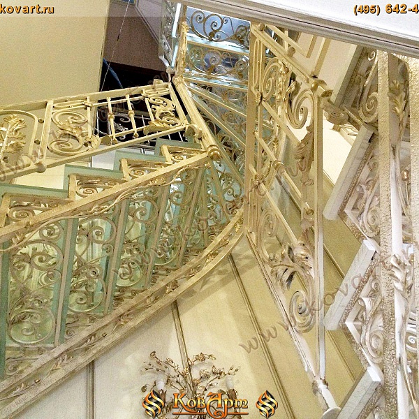 Белая кованая лестница со стеклянными ступенями Код: КЛ-07/66