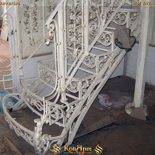 Белая кованая лестница со стеклянными ступенями Код: КЛ-07/69