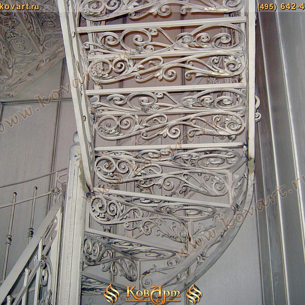 Белая кованая лестница со стеклянными ступенями Код: КЛ-07/72