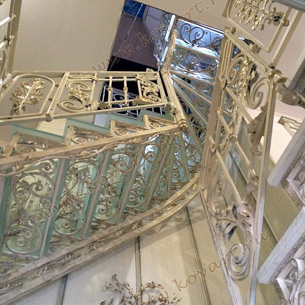 Белая кованая лестница со стеклянными ступенями Код: КЛ-07/73