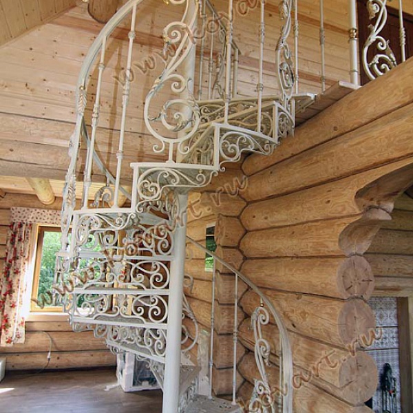 Белая кованая винтовая лестница в деревянном доме Код: КВЛ-30/67