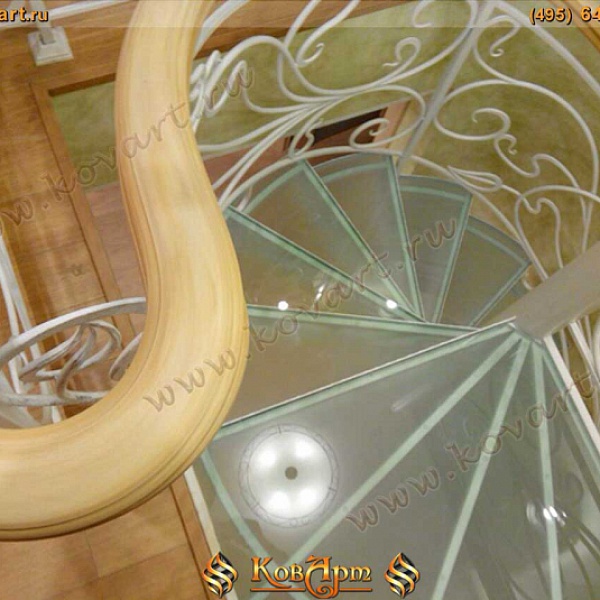 Белая металлическая винтовая лестница со стеклянными ступенями Код: КВЛ-14/66