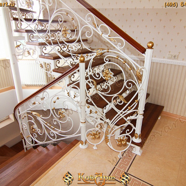Белая винтовая лестница с коваными элементами Код: КВЛ-04/64
