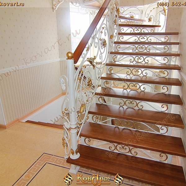 Белая винтовая лестница с коваными элементами Код: КВЛ-04/65