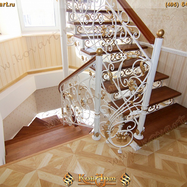 Белая винтовая лестница с коваными элементами Код: КВЛ-04/70
