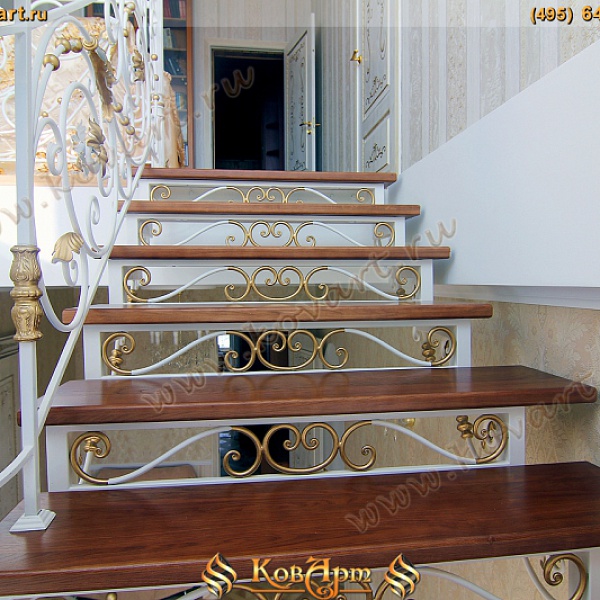 Белая винтовая лестница с коваными элементами Код: КВЛ-04/73