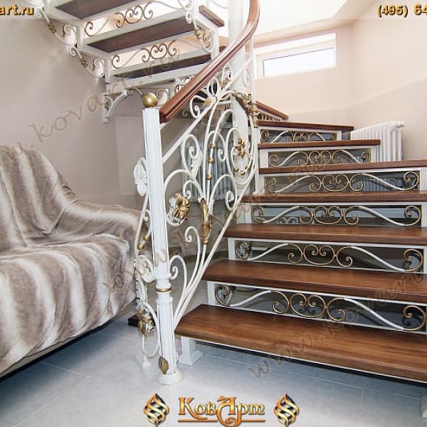 Белая винтовая лестница с коваными элементами Код: КВЛ-04/77