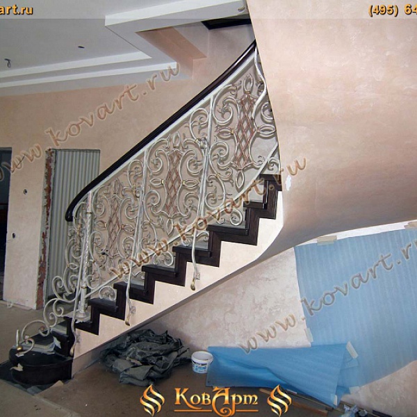 Изогнутая лестница с винтовыми коваными перилами Код: КВЛ-32/65
