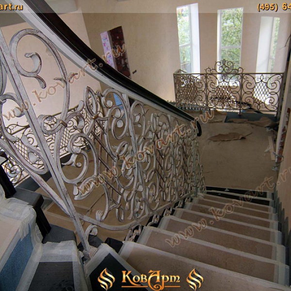 Изогнутая лестница с винтовыми коваными перилами Код: КВЛ-32/67