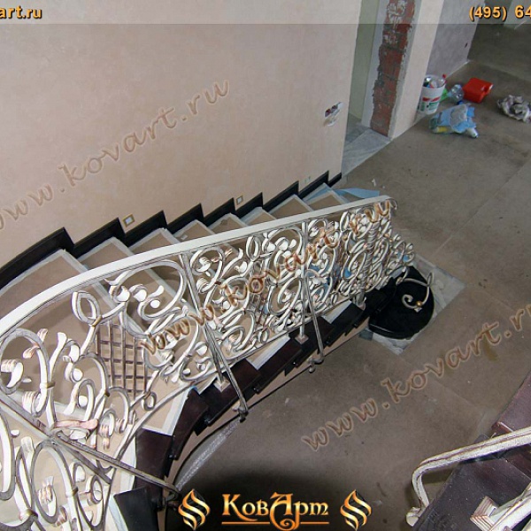 Изогнутая лестница с винтовыми коваными перилами Код: КВЛ-32/73