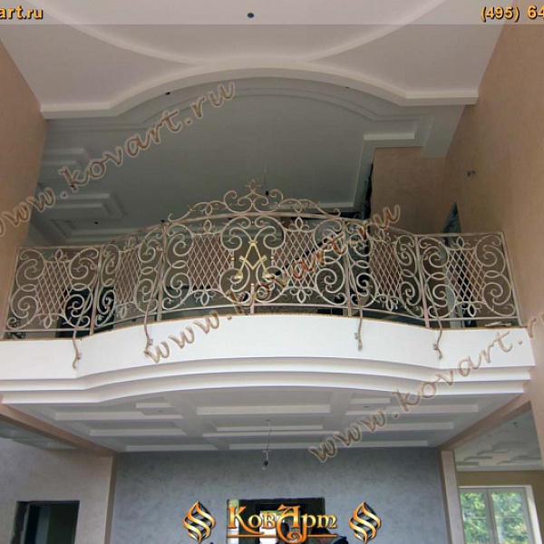 Изогнутый кованый балкон белого цвета с золотой патиной Код: БО-09/64