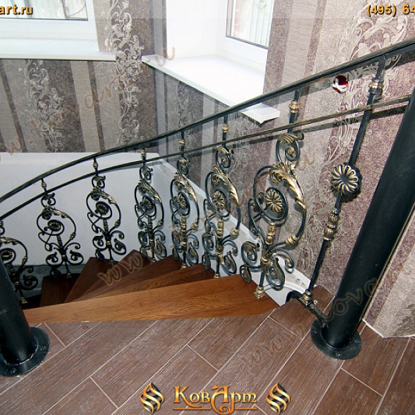 Кованая черная винтовая лестница с деревянными ступенями Код: КВЛ-06/70