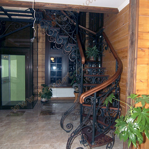 Кованая лестница с деревянными перилами Код: КЛ-09/64