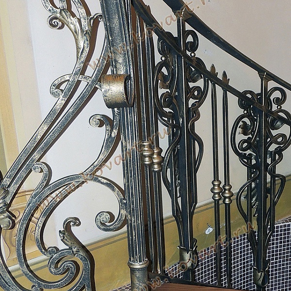 Кованая лестница с деревянными ступенями Код: КЛ-01/77