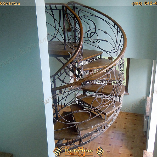 Кованая винтовая лестница с медной патиной Код: КВЛ-10