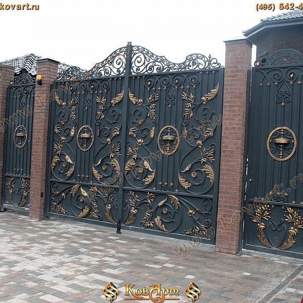 Кованые закрытые ворота с золотыми элементами Код: ВО-04/65