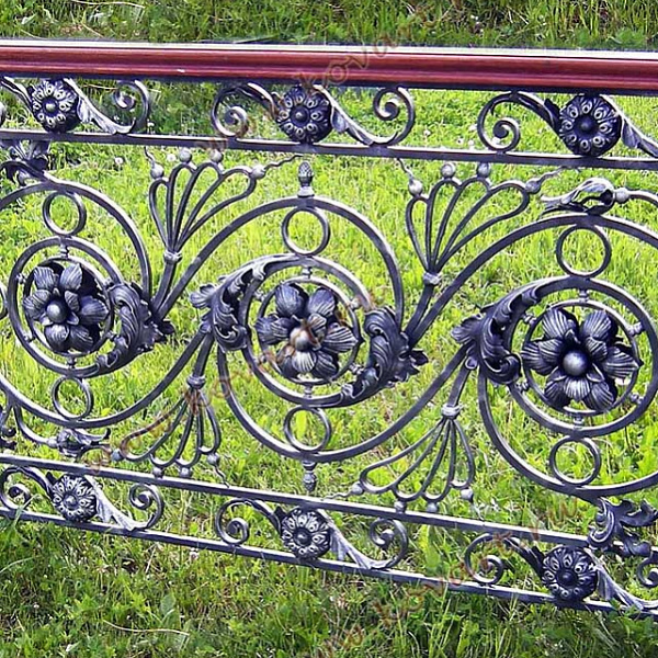 Кованый черный балкон с серебряной патиной Код: БО-052/64