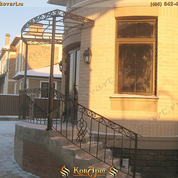 Крыльцо с двумя ступенями и коваными элементами Код: КРЦ-36
