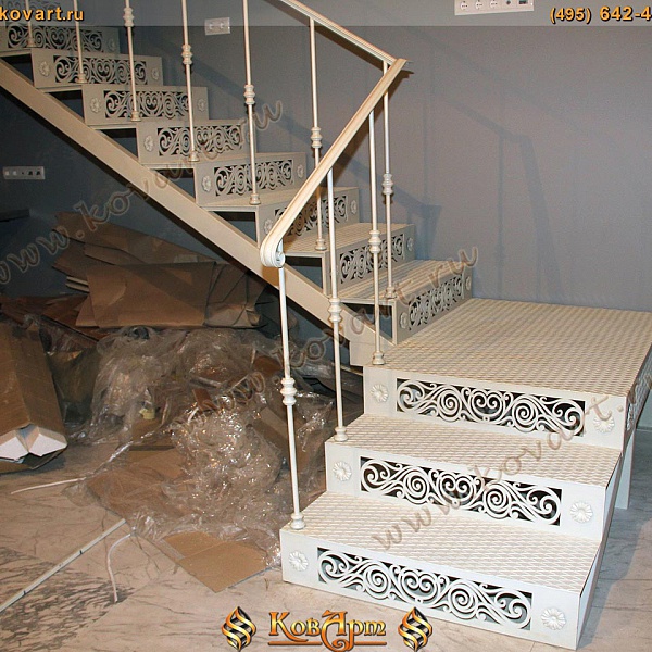Металлическая лестница белого цвета с металлическими ступенями Код: КЛ-21
