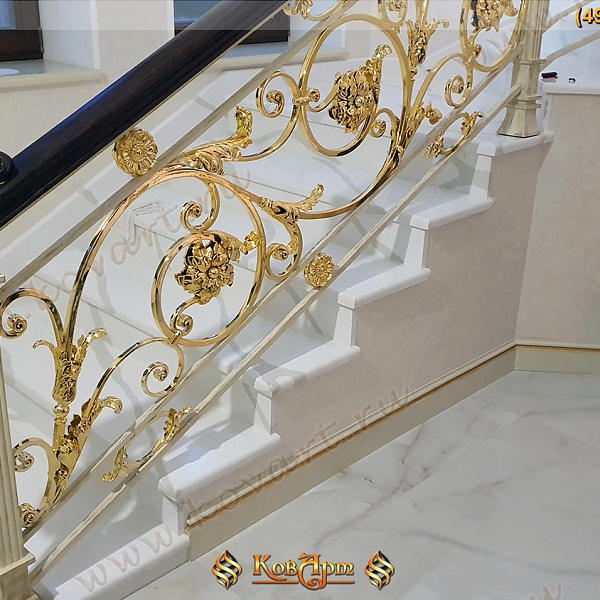 Мраморная лестница с кованым золотым узором на перилах Код: ЛП-021/68
