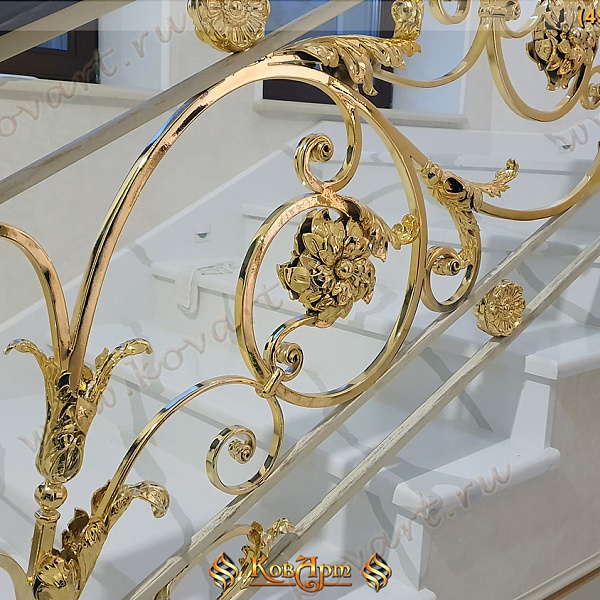 Мраморная лестница с кованым золотым узором на перилах Код: ЛП-021/70