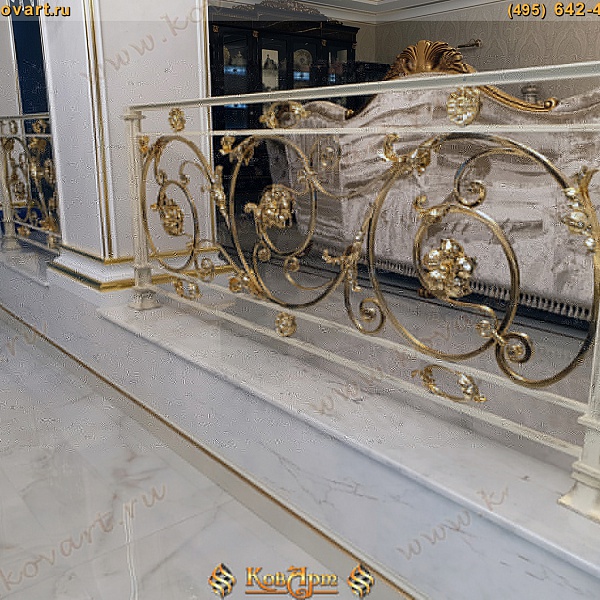 Мраморная лестница с кованым золотым узором на перилах Код: ЛП-021/95