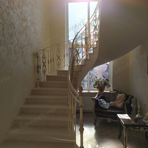 Винтовая лестница с коваными перилами белого цвета Код: ЛП-08/66