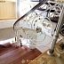 Белая кованая лестница с дубовыми ступенями Код: КЛ-03/97