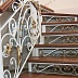 Белая кованая лестница с дубовыми ступенями Код: КЛ-03/108