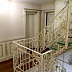 Белая кованая лестница со стеклянными ступенями Код: КЛ-07/76