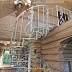 Белая кованая винтовая лестница в деревянном доме Код: КВЛ-30/76