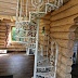 Белая кованая винтовая лестница в деревянном доме Код: КВЛ-30/77