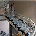 Изогнутая лестница с винтовыми коваными перилами Код: КВЛ-32/91