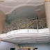 Изогнутый кованый балкон белого цвета с золотой патиной Код: БО-09/68