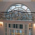 Кованый балкон черного цвета с золотыми листьями Код: БО-026/76