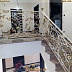 Маршевая лестница с бело-золотыми коваными перилами Код: ЛП-023/71