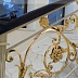 Мраморная лестница с кованым золотым узором на перилах Код: ЛП-021/103