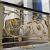 Мраморная лестница с кованым золотым узором на перилах Код: ЛП-021/108