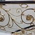 Мраморная лестница с кованым золотым узором на перилах Код: ЛП-021/111