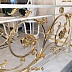 Мраморная лестница с кованым золотым узором на перилах Код: ЛП-021/120